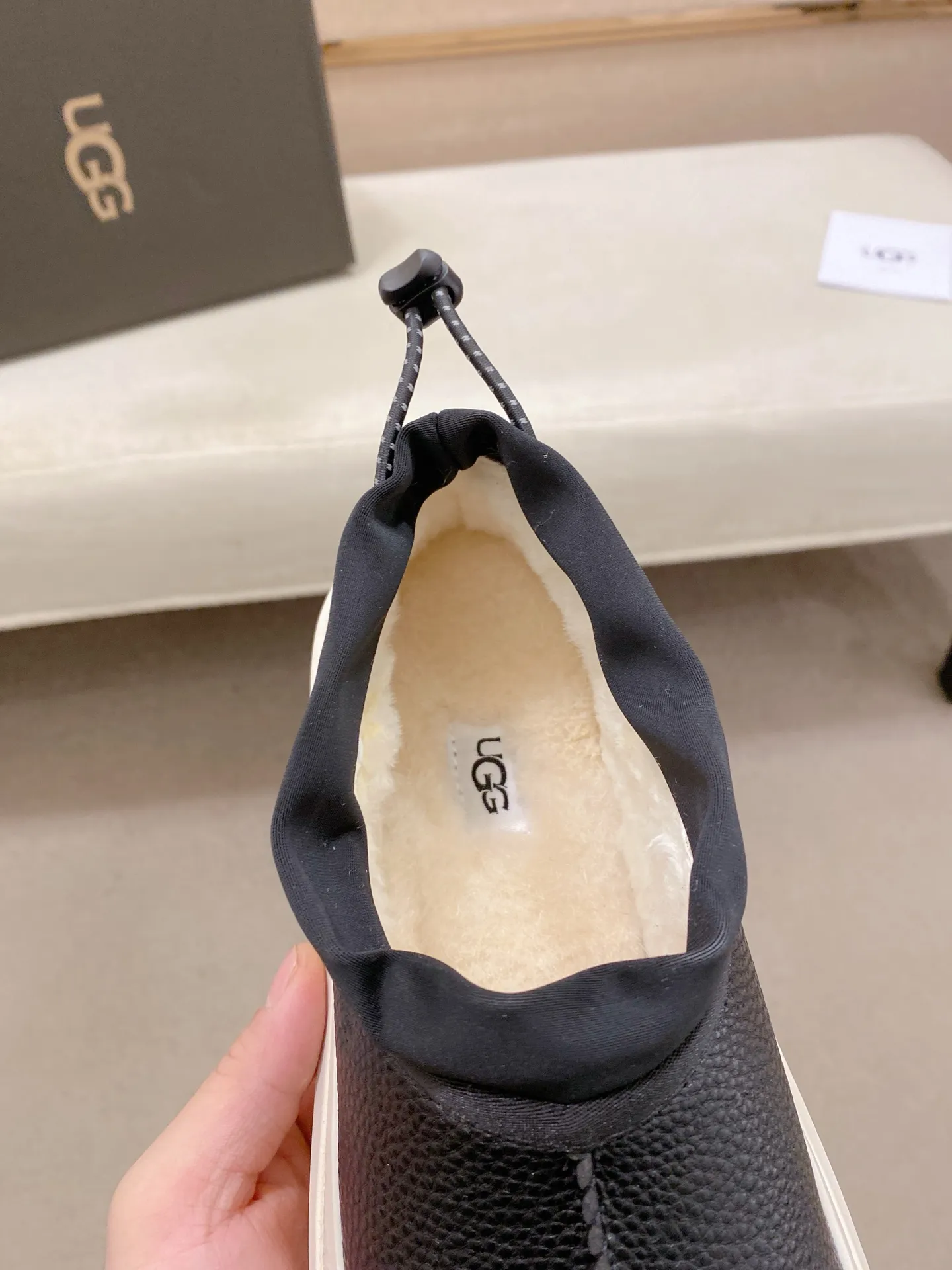 Factory price: 480💰Couple model💏 Same style as Wang Yibo, North American men's shoes Ugg ☃️In the special sale of new high-quality men's shoes snow boots in autumn and winter, the nemesis of extreme cold weather! Made of cowhide leather, merino wool lining, and original outsole, whether driving, outdoor or daily wear, there is always one that suits you! Male and female size: 35-46.